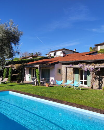 Villa Ulivo: Pflanze, Wasser, Himmel, Eigentum, Gebäude, Fenster, Azurblau, Wolke, Schwimmbad, Schatten