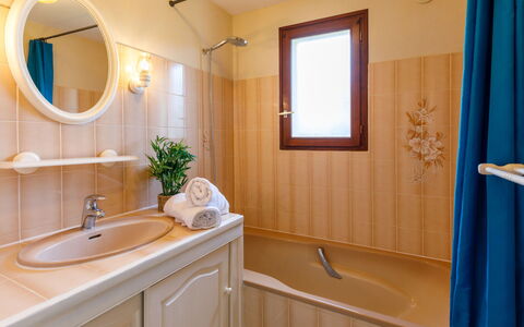 Le Predaire: Interior Design, Wand, Flooring, Armatur, Badezimmer, Holz, Fussboden, Bad Sink, Beleuchtung, Zapfhahn