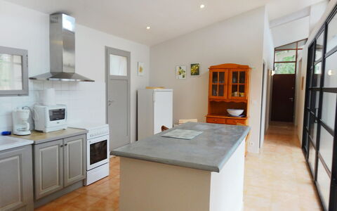 Villa Isabelle: Eigentum, Zimmer, Möbel, Gebäude, Countertop, Fussboden, Küche, Interior Design, Haus, Decke