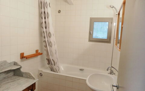 Villa Isabelle: Badezimmer, Eigentum, Zimmer, Wand, Armatur, Fliese, Bad Zubehör, Badewanne, Fussboden, Grundeigentum