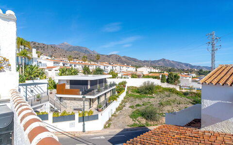 Perla del Mar: Himmel, Gebäude, Daytime, Eigentum, Urban Design, Baum, Nachbarschaft, Wohngebiet, Berg, Freizeit