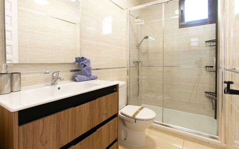 Perla del Mar: Flooring, Armatur, Fussboden, Badezimmerschrank, Badezimmer, Interior Design, Cabinetry, Sinken, Spiegel, Installation