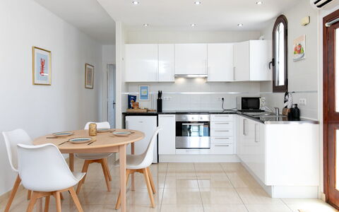 Perla del Mar: Möbel, Interior Design, Küche, Flooring, Countertop, Fussboden, Küchengerät, Major Appliance, Holz, Cabinetry
