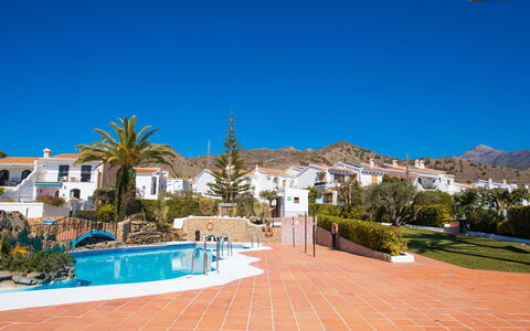 Perla del Mar: Pflanze, Himmel, Eigentum, Gebäude, Wasser, Azurblau, Baum, Schwimmbad, Freizeit, Arecales