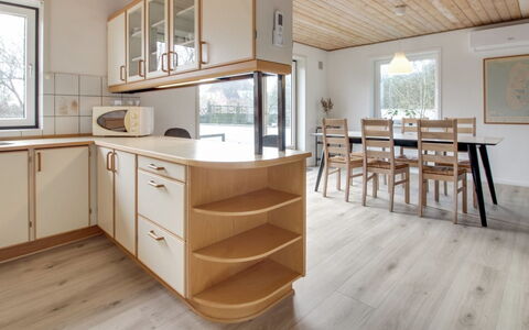 Solmaz - 3.5Km from the Sea: Flooring, Interior Design, Möbel, Holz, Fussboden, Holzboden, Küche, Countertop, Decke, Zuhause