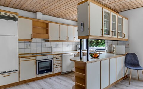 Solmaz - 3.5Km from the Sea: Flooring, Küche, Interior Design, Holz, Countertop, Fussboden, Decke, Möbel, Cabinetry, Holzboden