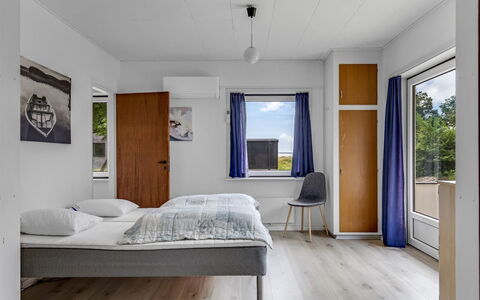 Solmaz - 3.5Km from the Sea: Wand, Holz, Interior Design, Fussboden, Flooring, Decke, Schlafzimmer, Möbel, Bett, Wohnung