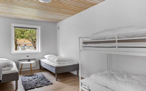 Solmaz - 3.5Km from the Sea: Holz, Schlafzimmer, Bedding, Einfrieren, Bettrahmen, Bett, Fahrrad, Hartholz, Planke