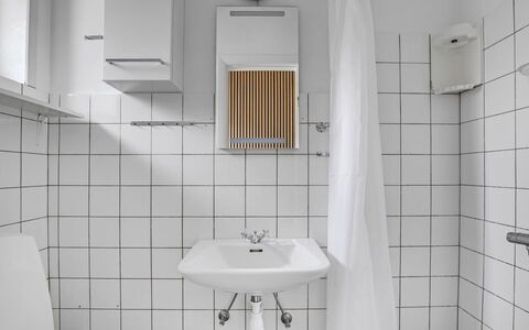 Solmaz - 3.5Km from the Sea: Wand, Armatur, Sinken, Flooring, Interior Design, Bad Sink, Fussboden, Badezimmer, Installation, Zapfhahn