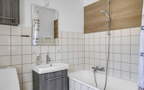 Solmaz - 3.5Km from the Sea: Badezimmer, Armatur, Wand, Flooring, Interior Design, Fussboden, Sinken, Zapfhahn, Installation, Bad Sink