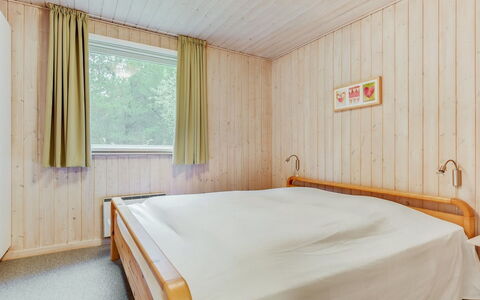 Harthwik - 1Km from the Sea: Holz, Flooring, Schlafzimmer, Bett, Fussboden, Interior Design, Decke, Bettdecke, Zimmer, Bedding