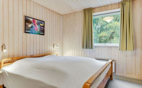 Harthwik - 1Km from the Sea: Bett, Wand, Schlafzimmer, Holz, Flooring, Interior Design, Fussboden, Decke, Bettdecke, Bedding