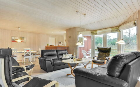 Harthwik - 1Km from the Sea: Interior Design, Möbel, Holz, Decke, Couch, Flooring, Wohnzimmer, Zimmer, Fussboden, Beleuchtung