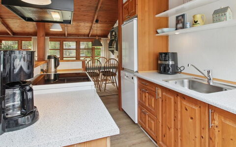 Tirsa - 3.9Km from the Sea: Küche, Countertop, Möbel, Cabinetry, Interior Design, Küchengerät, Flooring, Holz, Major Appliance, Decke