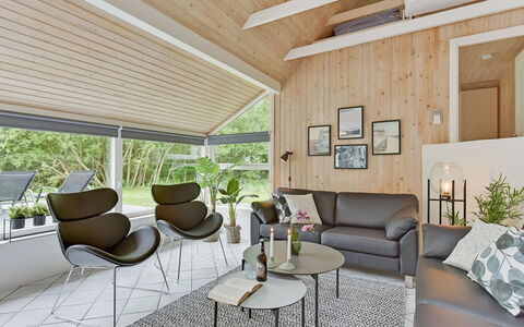 Ellanor - 1Km from the Sea: Interior Design, Möbel, Couch, Flooring, Holz, Decke, Wohnzimmer, Fussboden, Stuhl, Beleuchtung