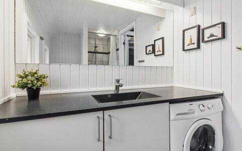 Ellanor - 1Km from the Sea: Flooring, Interior Design, Fussboden, Decke, Major Appliance, Küche, Armatur, Countertop, Zimmer