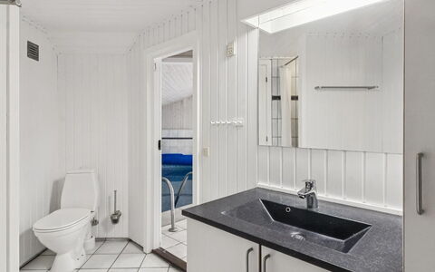 Ellanor - 1Km from the Sea: Armatur, Flooring, Fussboden, Sinken, Interior Design, Zapfhahn, Installation, Badezimmer, Decke, Fliese