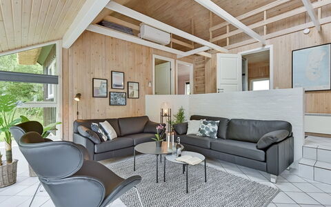 Ellanor - 1Km from the Sea: Interior Design, Holz, Couch, Flooring, Wohnzimmer, Decke, Möbel, Fussboden, Zimmer