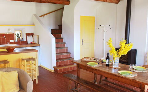 Saint Saturnin D'Apt 105: Zimmer, Eigentum, Gebäude, Möbel, Interior Design, Gelb, Haus, Tabelle, Decke, Fussboden