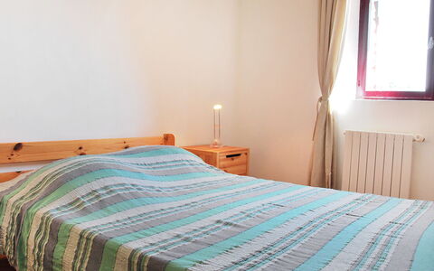 Saint Saturnin D'Apt 105: Schlafzimmer, Bett, Zimmer, Möbel, Bettdecke, Eigentum, Bettrahmen, Bedding, Fussboden, Matratze