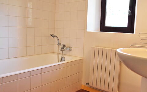 Saint Saturnin D'Apt 105: Badezimmer, Fliese, Zimmer, Eigentum, Wand, Zapfhahn, Armatur, Fussboden, Die Architektur, Bad Zubehör