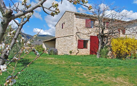 Saint Saturnin D'Apt 105: Wolke, Himmel, Pflanze, Eigentum, Gebäude, Fenster, Baum, Vegetation, Natürliche Landschaft, Haus