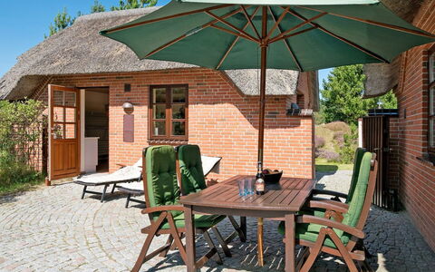 Siegried - 2.2Km from the Sea: Möbel, Holz, Gartenmöbel, Dach, Stuhl, Hütte, Tisch Im Freien, Regenschirm, Garten, Garten