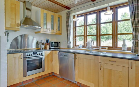 Siegried - 2.2Km from the Sea: Küche, Möbel, Countertop, Cabinetry, Holz, Interior Design, Küchengerät, Flooring, Major Appliance, Zimmer