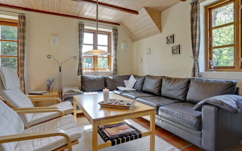 Siegried - 2.2Km from the Sea: Möbel, Flooring, Holz, Interior Design, Fussboden, Couch, Zimmer, Decke, Wohnzimmer, Beleuchtung