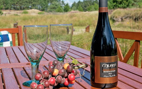 Siegried - 2.2Km from the Sea: Flasche, Glasflasche, Wein, Weinflasche, Barware