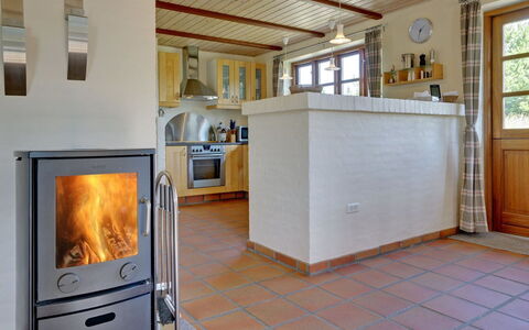 Siegried - 2.2Km from the Sea: Möbel, Flooring, Interior Design, Fussboden, Holz, Küche, Küchengerät, Countertop, Zimmer, Beleuchtung