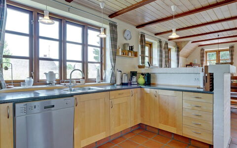 Siegried - 2.2Km from the Sea: Küche, Möbel, Holz, Flooring, Cabinetry, Countertop, Interior Design, Küchengerät, Decke, Armatur