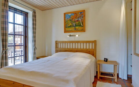 Siegried - 2.2Km from the Sea: Bett, Schlafzimmer, Möbel, Fussboden, Flooring, Holz, Interior Design, Bettdecke, Bedding, Decke