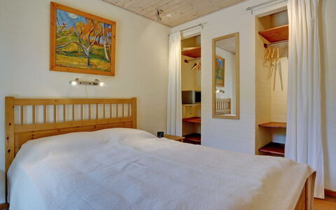 Siegried - 2.2Km from the Sea: Bett, Möbel, Interior Design, Fussboden, Flooring, Schlafzimmer, Wand, Holz, Decke, Bettdecke