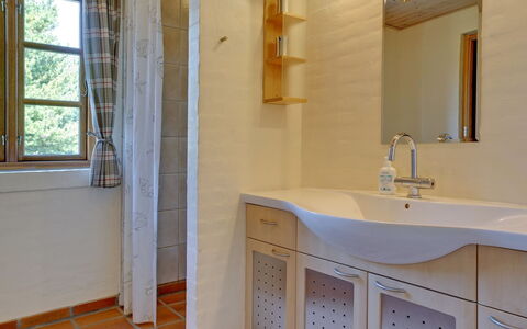 Siegried - 2.2Km from the Sea: Bad Sink, Interior Design, Flooring, Armatur, Wand, Fussboden, Holz, Sinken, Zapfhahn, Badezimmer