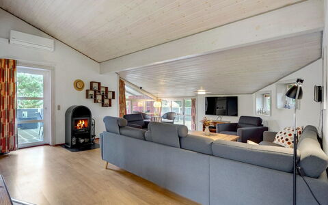 Asdis - 2.8Km from the Sea: Holz, Couch, Decke, Interior Design, Flooring, Wohnzimmer, Möbel, Fussboden, Zimmer