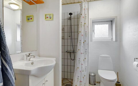 Asdis - 2.8Km from the Sea: Wand, Armatur, Bad Sink, Flooring, Interior Design, Sinken, Fussboden, Badezimmer, Decke, Toilette