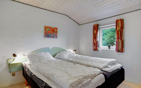 Asdis - 2.8Km from the Sea: Holz, Schlafzimmer, Bett, Zuhause, Bettdecke, Bedding, Bettrahmen, Decke, Hütte, Daylighting