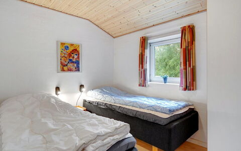 Asdis - 2.8Km from the Sea: Holz, Zuhause, Haus, Schlafzimmer, Bett, Hütte, Decke, Bettrahmen, Holzbeize, Bedding
