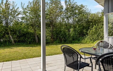 Evalotte - 600M from the Sea: Wohnung, Schatten, Balkon, Stuhl, Zaun, Gartenmöbel, Aluminium, Kunstrasen