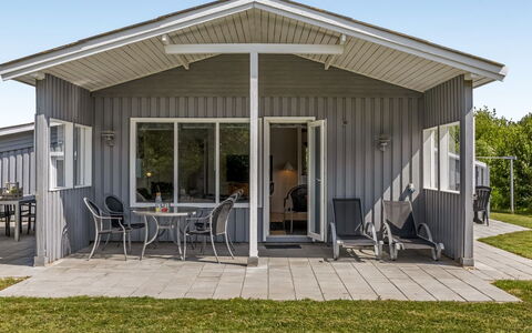 Evalotte - 600M from the Sea: Wohnung, Schatten, Balkon, Stuhl, Zaun, Gartenmöbel, Aluminium, Kunstrasen