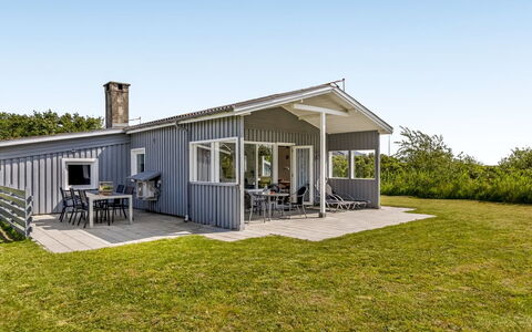 Evalotte - 600M from the Sea: Wohnung, Schatten, Balkon, Stuhl, Zaun, Gartenmöbel, Aluminium, Kunstrasen