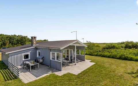 Evalotte - 600M from the Sea: Wohnung, Schatten, Balkon, Stuhl, Zaun, Gartenmöbel, Aluminium, Kunstrasen