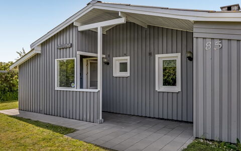 Evalotte - 600M from the Sea: Wohnung, Schatten, Balkon, Stuhl, Zaun, Gartenmöbel, Aluminium, Kunstrasen