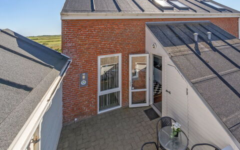 Maura - 2.3Km from the Sea: Gebäude, Haus, Fenster, Zuhause, Dach, Wohngebiet, Strauch, Hütte, Grundstueck