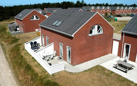Maura - 2.3Km from the Sea: Gebäude, Haus, Fenster, Zuhause, Dach, Wohngebiet, Strauch, Hütte, Grundstueck