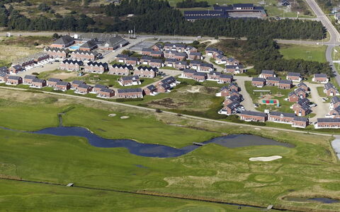 Maura - 2.3Km from the Sea: Gebäude, Haus, Fenster, Zuhause, Dach, Wohngebiet, Strauch, Hütte, Grundstueck