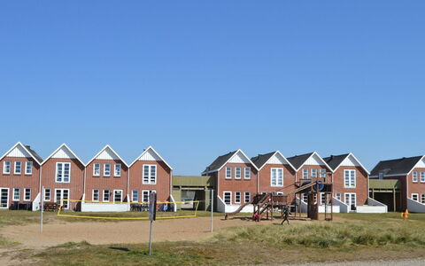 Maura - 2.3Km from the Sea: Gebäude, Haus, Fenster, Zuhause, Dach, Wohngebiet, Strauch, Hütte, Grundstueck
