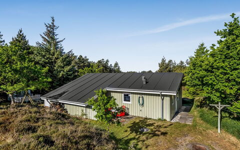 Karlotta - 2.2Km from the Sea: Dachdecken, Hütte, Haus, Dach, Zuhause, Bauernhaus, Hütte, Estate, Dorf