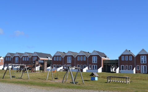 Auti - 2.3Km from the Sea: Gebäude, Haus, Fenster, Zuhause, Dach, Wohngebiet, Strauch, Hütte, Grundstueck